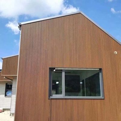 Zewnętrzny panel ścienny z kompozytu z drewna i tworzywa sztucznego Wytłaczany karbowany panel okładzinowy WPC