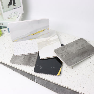 Płyty prysznicowe Pvc z teksturą bezpieczeństwa przeciwpoślizgową do projektowania łazienki rodzinnej