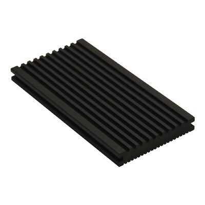 Płytki ze złożonego WPC na zewnątrz.