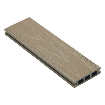 Płytki ze złożonego WPC na zewnątrz.