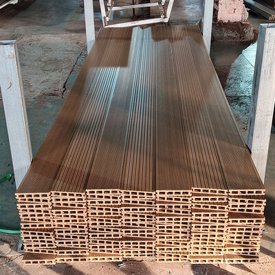 Wytrzymałe podłogi zewnętrzne z WPC Wodaodporne podłogi kompozytowe do basenu i zewnętrznych chodników