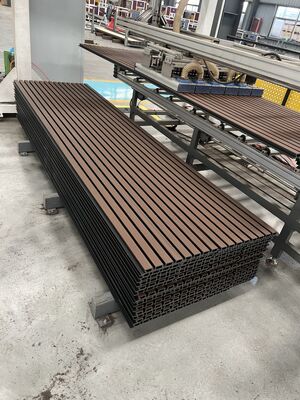 Najlepiej sprzedająca się ognioodporna deska kompozytowa WPC 219x26 do okładzin ściennych zewnętrznych w stylu koekstruzji