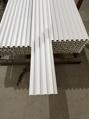 Spersonalizowany ekologiczny panel ścienny WPC o nieregularnym wzorze kraty, 160x24, okładzina