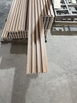 Spersonalizowany ekologiczny panel ścienny WPC o nieregularnym wzorze kraty, 160x24, okładzina