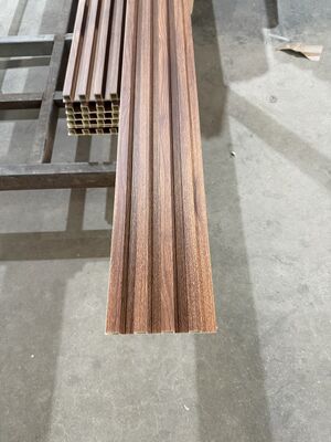 Spersonalizowany ekologiczny panel ścienny WPC o nieregularnym wzorze kraty, 160x24, okładzina