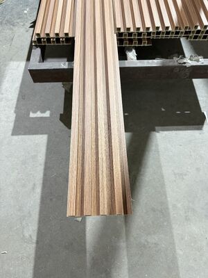 Spersonalizowany ekologiczny panel ścienny WPC o nieregularnym wzorze kraty, 160x24, okładzina