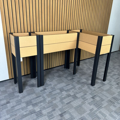 Podwyższona rabata ogrodowa z metalowymi nogami do ogrodu warzywnego na patio