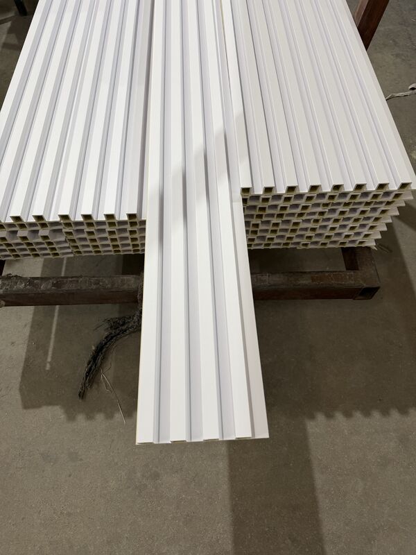 Spersonalizowany ekologiczny panel ścienny WPC o nieregularnym wzorze kraty, 160x24, okładzina