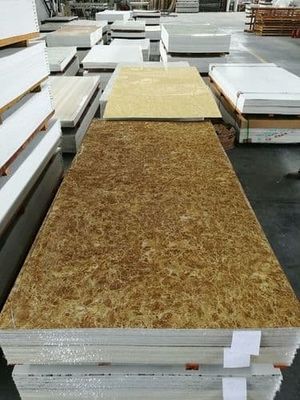 Marmurowe alternatywne wnętrze Dekoracyjne arkusze marmuru z PVC UV 1220x2800x3mm