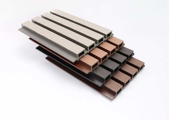 Zewnętrzny panel ścienny WPC z drewna Ziarno zewnętrzne Okładzina zewnętrzna Współwytłaczanie Ognioodporne