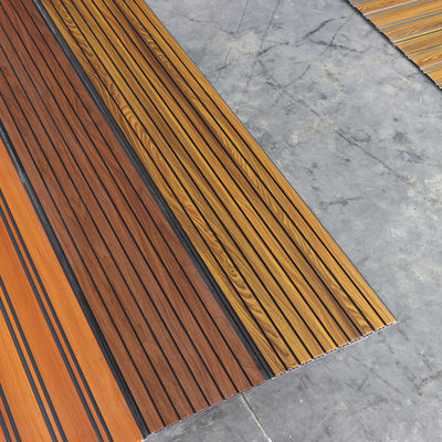 Panel sufitowy PVC z wzorem drewna do wnętrz, ekonomiczna alternatywa dla płytek ściennych, łatwa w utrzymaniu płyta ścienna